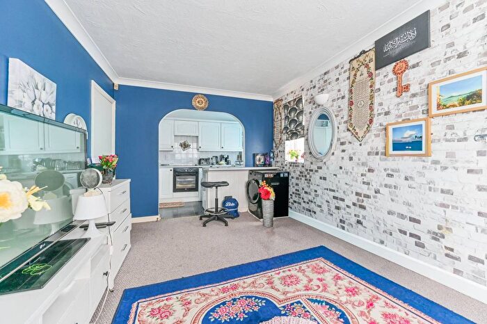 1 Bedroom Flat For Sale In Graham Avenue, Mitcham, CR4