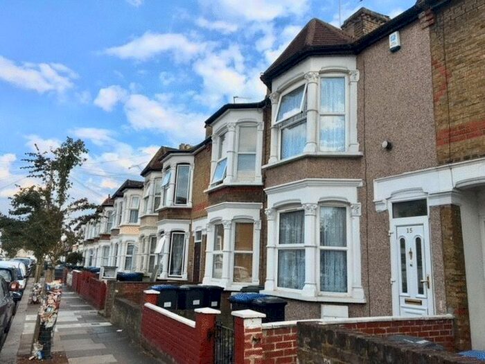 2 Bedroom Flat For Sale In Lowden Road, Edmonton, London, N9
