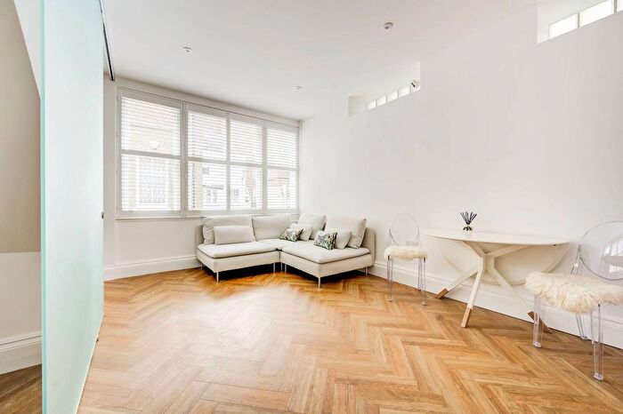 2 Bedroom Mews To Rent In Farnell Mews, Earls Court, London, SW5