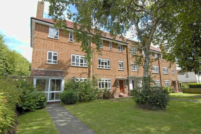 3 Bedroom Maisonette To Rent In Welldon Court, Croxted Road, London, SE21