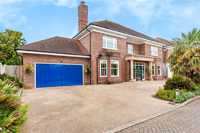 4 Bedroom Detached House For Sale In Latham Place, Upminster, RM14