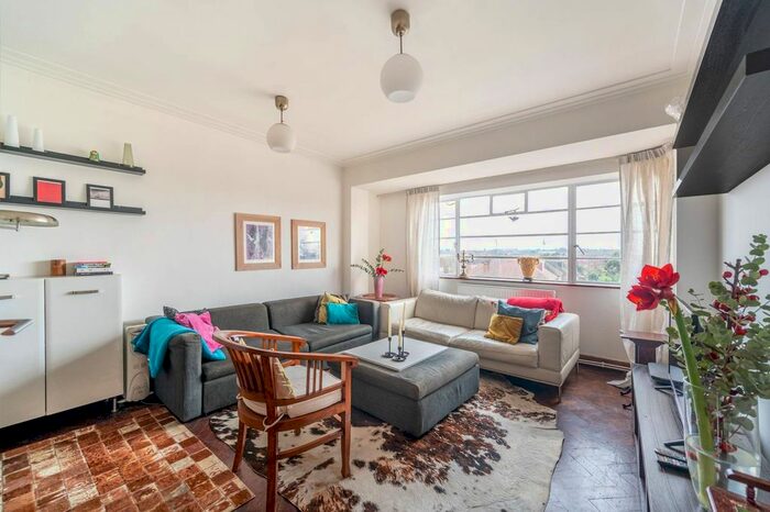 3 Bedroom Flat To Rent In Oman Avenue, Cricklewood, London, NW2