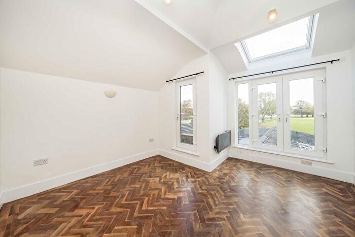 2 Bedroom Flat To Rent In Cricket Lane, Hampton Hill, Hampton, TW12