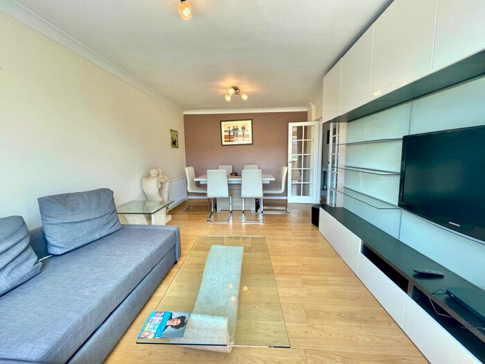 3 Bedroom Flat To Rent In Laburnum Lodge, Hendon Lane, London, N3