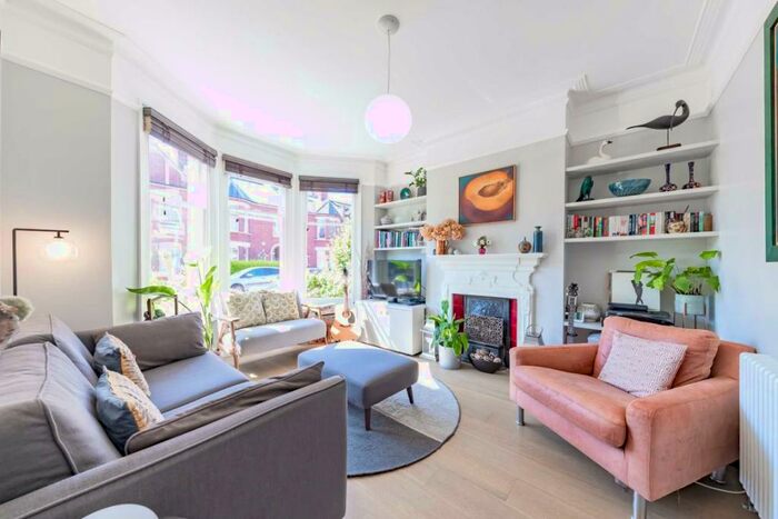 2 Bedroom Flat To Rent In Burnbury Road, Balham, SW12