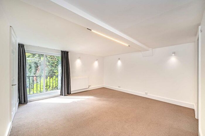 3 Bedroom Flat To Rent In Portobello Road, Notting Hill, W11