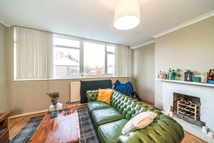 2 Bedroom Flat To Rent In Shoreham Close, London, SW18