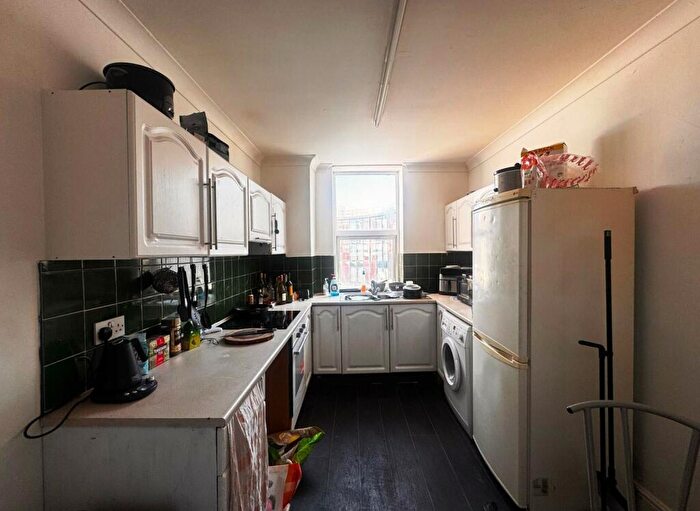 2 Bedroom Flat To Rent In / Bedroom Flat In Town Centre, BH8