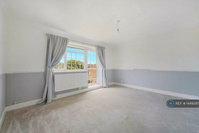 2 Bedroom Flat To Rent In Morden Close, Tadworth, KT20