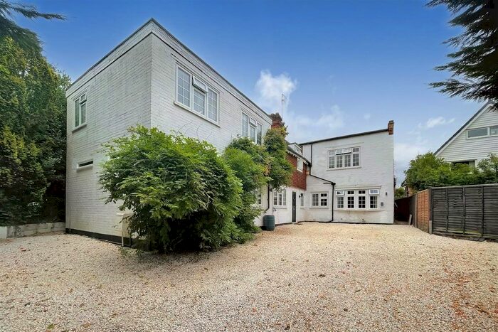 4 Bedroom Detached House To Rent In Wych Hill Lane, Hook Heath, Woking, GU22