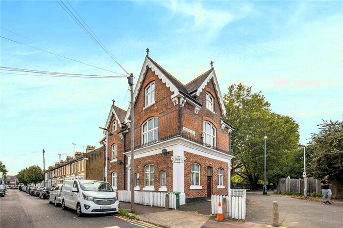 Flat To Rent In Tennyson Road, Stratford, London, E15