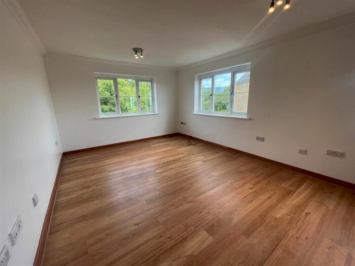 2 Bedroom Flat To Rent In Kendal, Purfleet, RM19