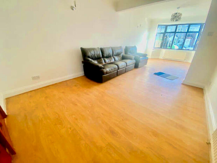 3 Bedroom Semi-Detached House To Rent In Ash Grove, Hounslow, TW5