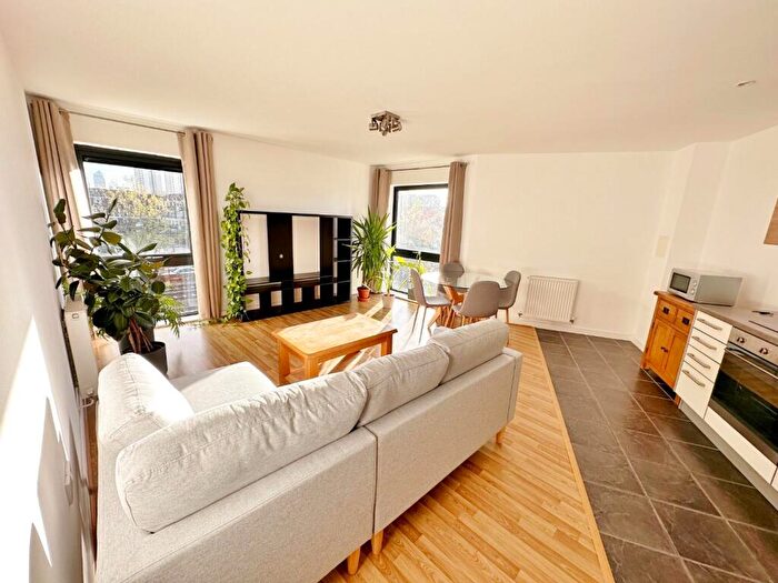 2 Bedroom Flat To Rent In Windsor Court, Mostyn Grove, Bow, E3