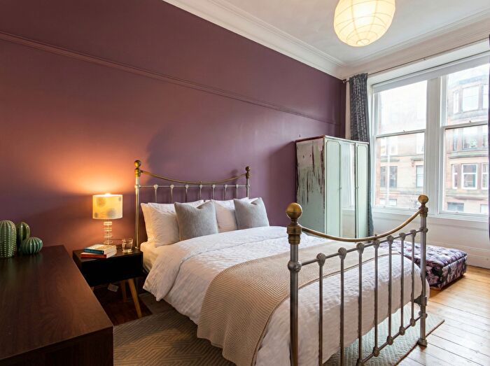 3 Bedroom Apartment To Rent In Clarence Drive, Glasgow, G12