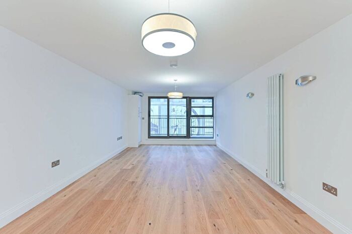 2 Bedroom Flat To Rent In Creek Road, Greenwich, London, SE8