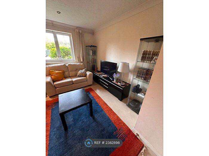1 Bedroom Flat To Rent In Jemmet Close, Norbiton, KT2