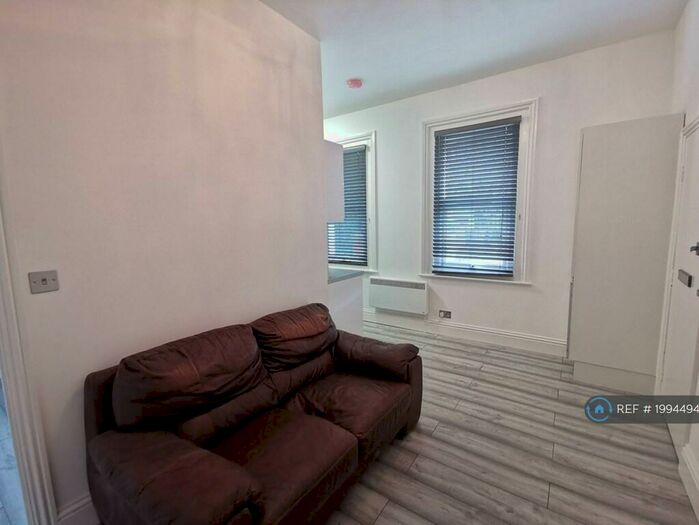 1 Bedroom Flat To Rent In School Road, Reading, RG31