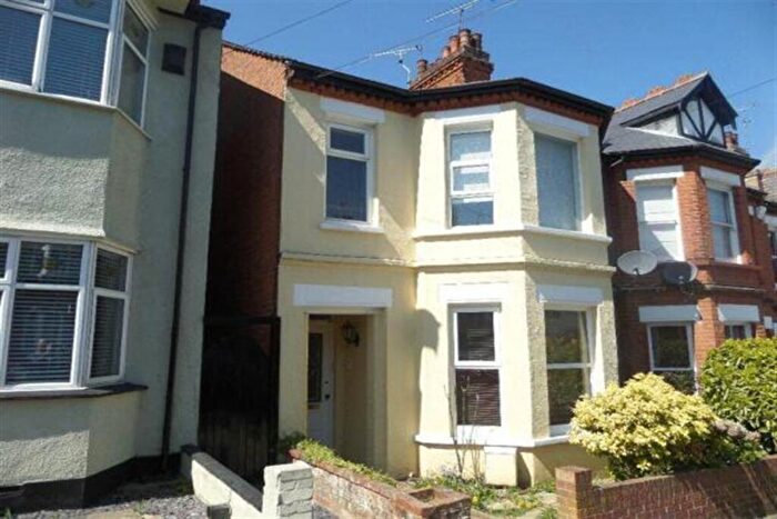 2 Bedroom Flat To Rent In Bedroom St Floor Flat In Leigh On Sea, SS9