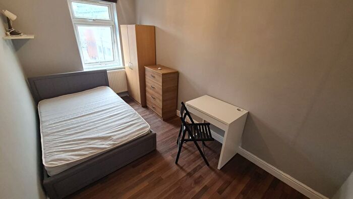 5 Bedroom Flat To Rent In Mile End Road, London, E1