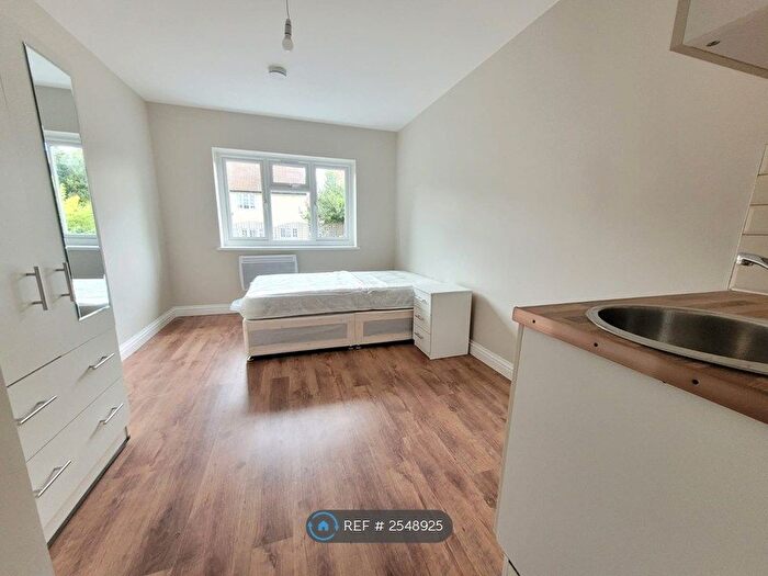 Studio To Rent In Layfield Road, London, NW4
