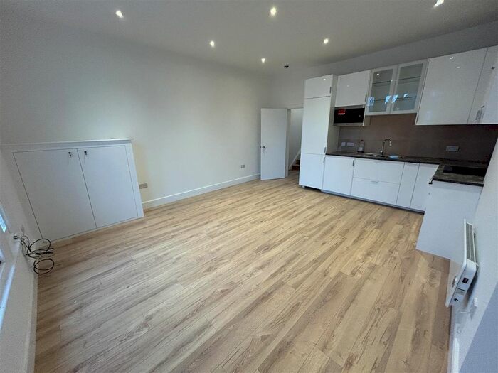 4 Bedroom Flat To Rent In Chiswick High Road, London, W4