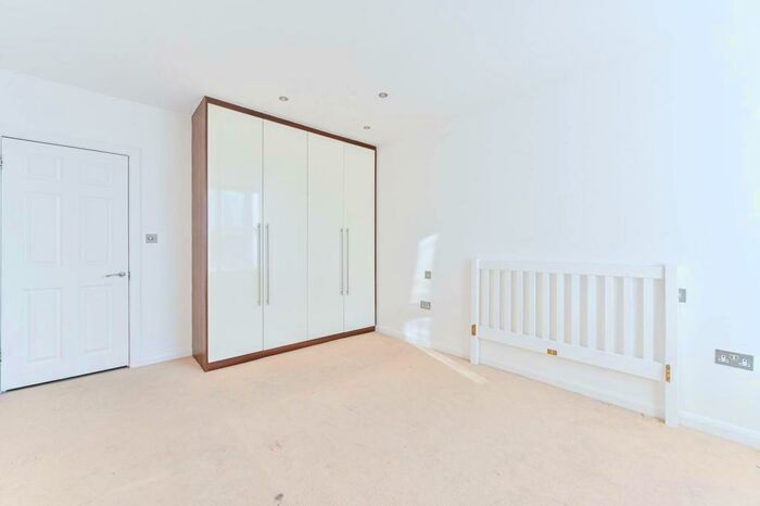3 Bedroom Flat To Rent In Stanmore, Stanmore, HA7