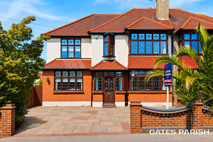 5 Bedroom Semi-Detached House For Sale In Gaynes Park Road, Upminster, RM14