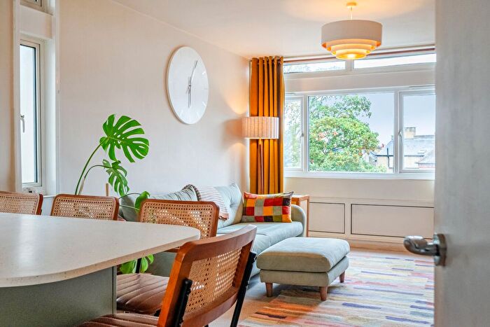 2 Bedroom Flat For Sale In Cedars Road, London, SW4