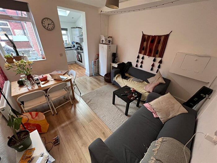 5 Bedroom Terraced House To Rent In Ashville Avenue, Hyde Park, Leeds, LS6