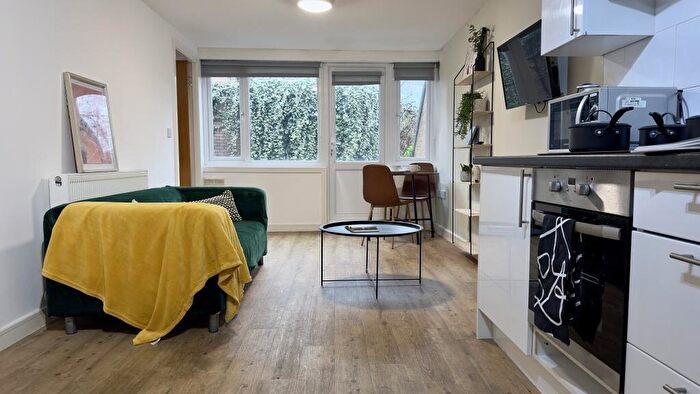 1 Bedroom Flat To Rent In Grove Street, L7