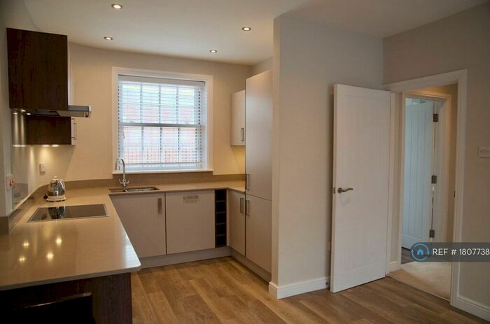 1 Bedroom Flat To Rent In South Street, Farnham, GU9