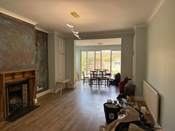 2 Bedroom Flat To Rent In North End Road, London, NW11