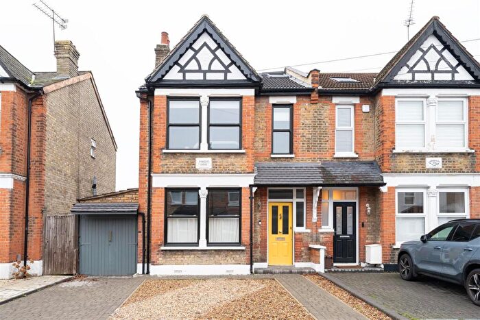 4 Bedroom End Of Terrace House For Sale In Ainslie Wood Road, Chingford, E4