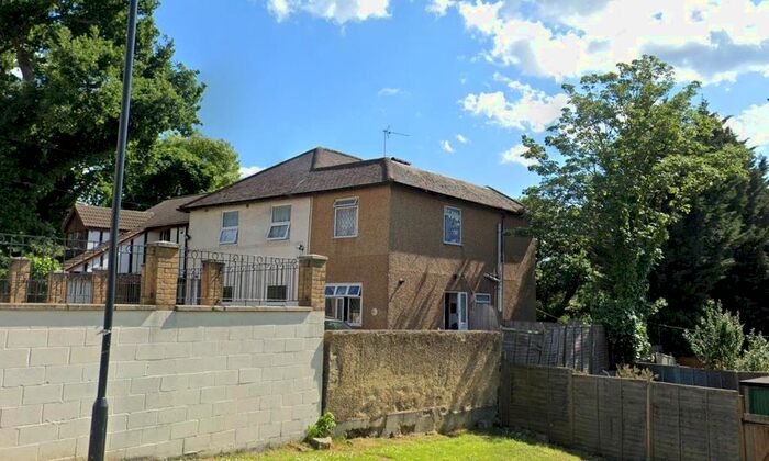 2 Bedroom End Of Terrace House To Rent In Brent Road, London, SE18