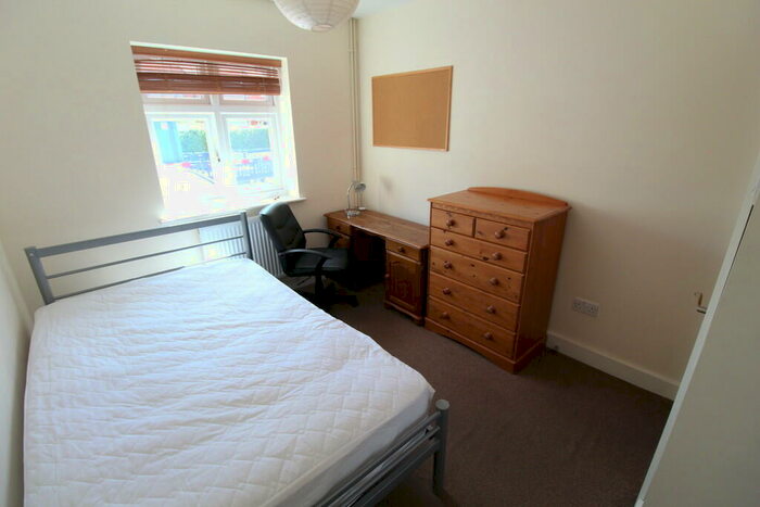 6 Bedroom Semi-Detached House To Rent In Cherry Tree Avenue, Guildford, GU2