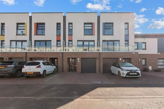 4 Bedroom Town House For Sale In Hugh McIver Avenue, Paisley, PA2