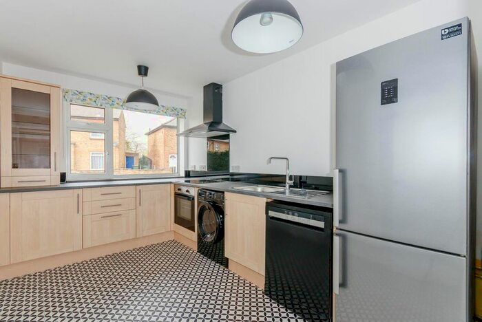 2 Bedroom Flat To Rent In Anyards Road, Cobham KT11