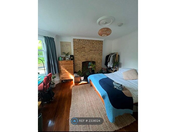 2 Bedroom Flat To Rent In Barry Road, London, SE22