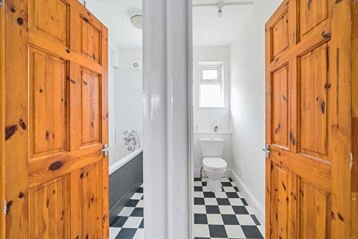 2 Bedroom Flat For Sale In Jubilee Court, CR7