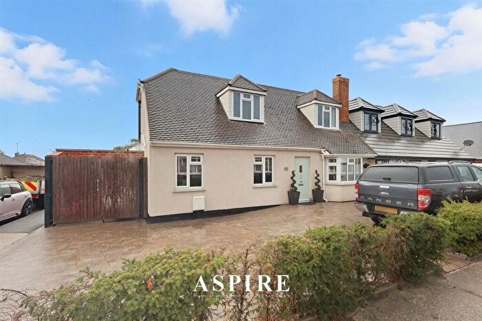 4 Bedroom Semi-Detached House For Sale In Hazlemere Road, Benfleet, SS7