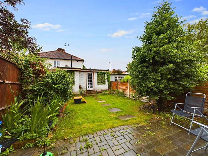 2 Bedroom Flat To Rent In Bicester Road, Richmond, TW9