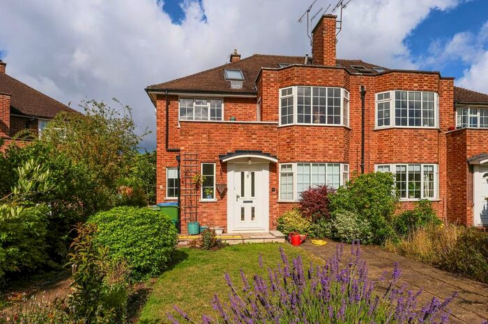 2 Bedroom Maisonette To Rent In Linden Close, Thames Ditton, KT7