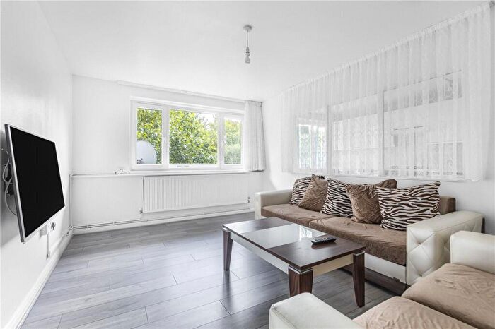 2 Bedroom Apartment To Rent In Skinner Street, London, EC1V