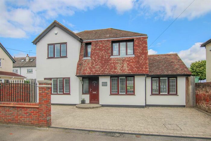 3 Bedroom Detached House For Sale In Cricketers Row, Herongate, Brentwood, CM13