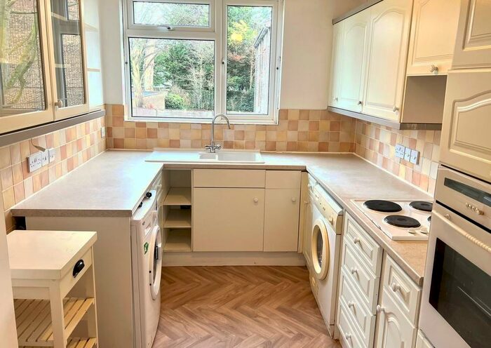 2 Bedroom Flat To Rent In Cornwall Road, Hatch End, HA5