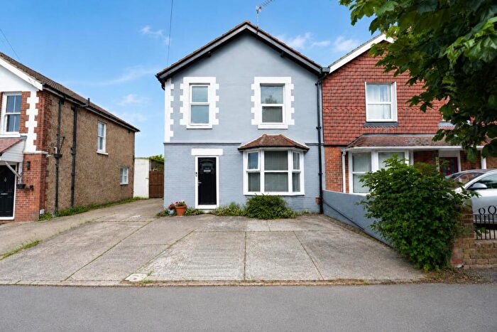 3 Bedroom Semi-Detached House For Sale In Gosport Road, Fareham, PO16