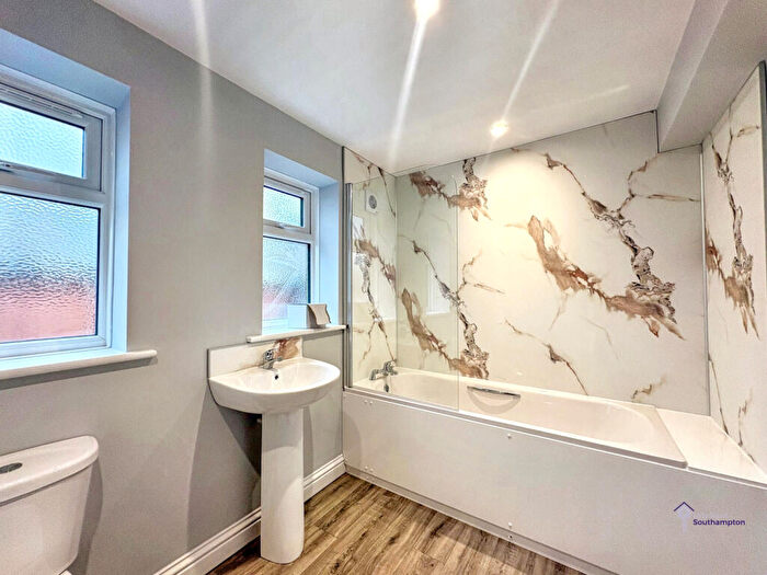 2 Bedroom Flat To Rent In Cherry Tree House, The Avenue, SO17