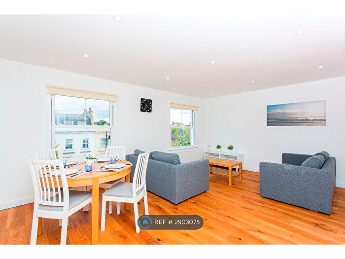 2 Bedroom Flat To Rent In St. John's Hill, London, SW11