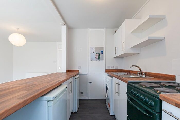 2 Bedroom Flat To Rent In Butler Close, Oxford, OX2